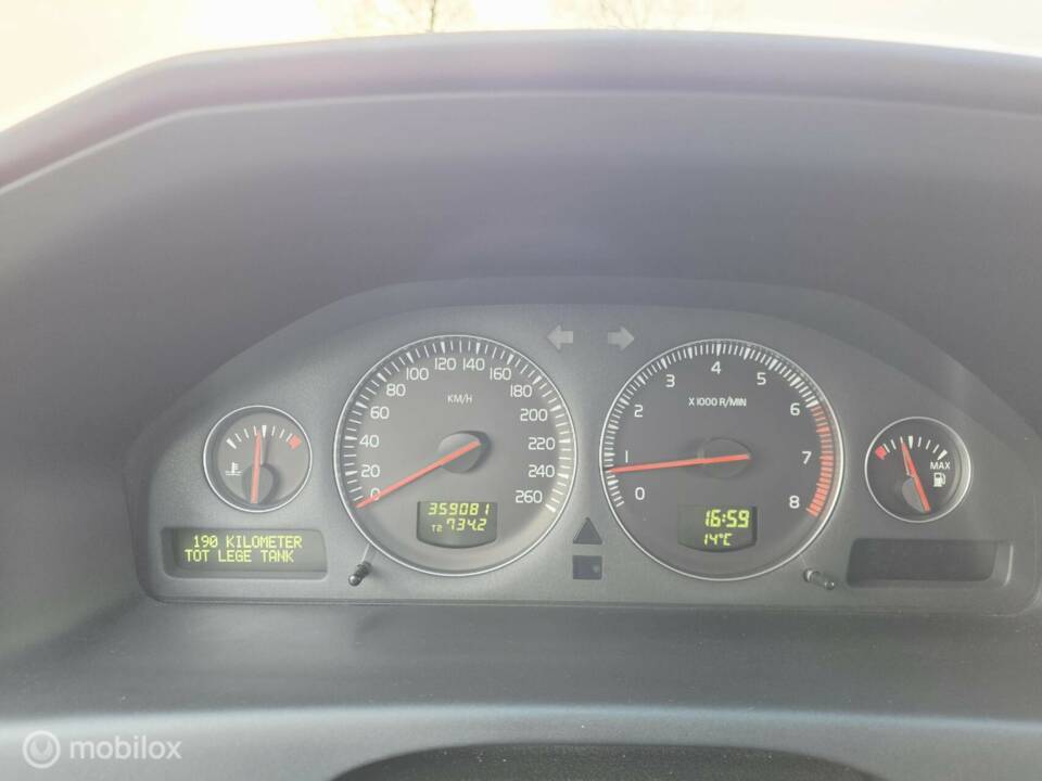 Imagen 21/32 de Volvo V 70 2.4 (2006)