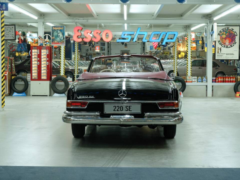 Image 13/50 of Mercedes-Benz 220 SE b (1963)