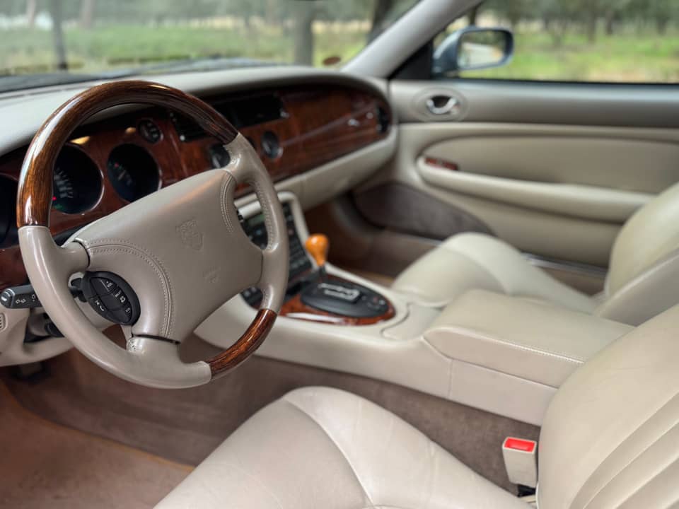 Image 39/40 de Jaguar XKR (1998)