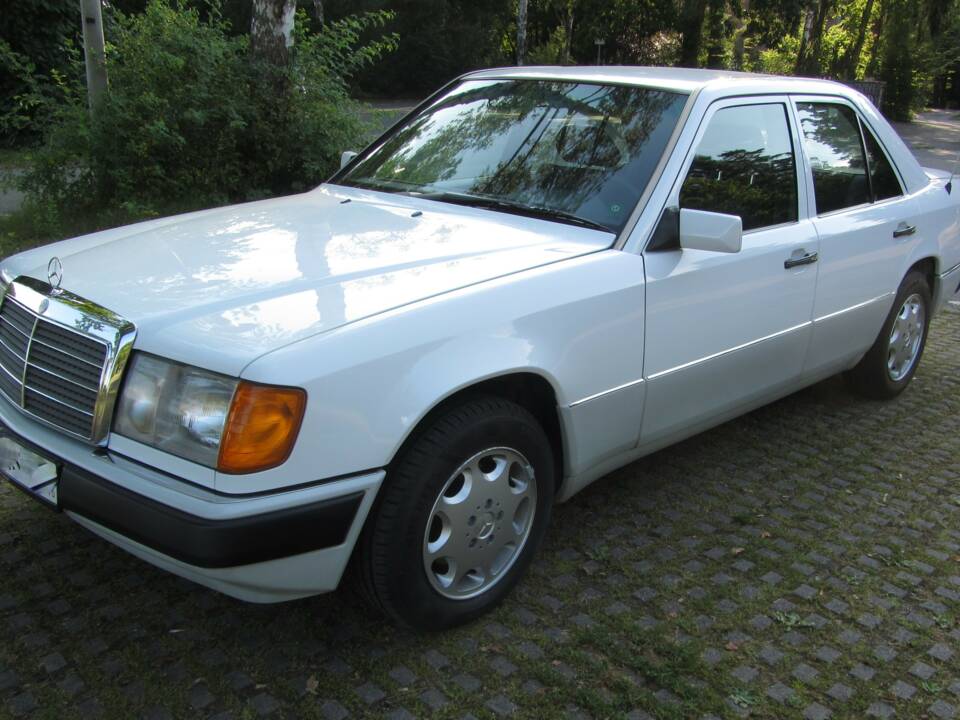 Immagine 1/19 di Mercedes-Benz 260 E (1990)