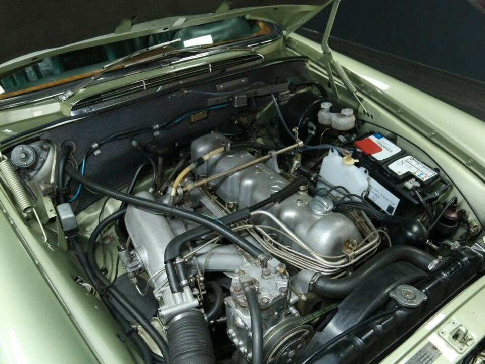 Image 25/30 of Mercedes-Benz 280 SE (1970)