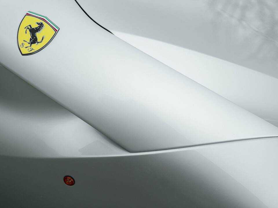 Image 22/50 of Ferrari F12berlinetta (2013)