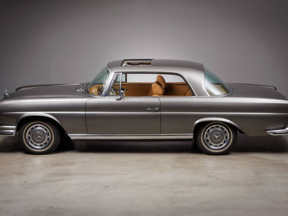 Immagine 4/46 di Mercedes-Benz 280 SE 3,5 (1971)