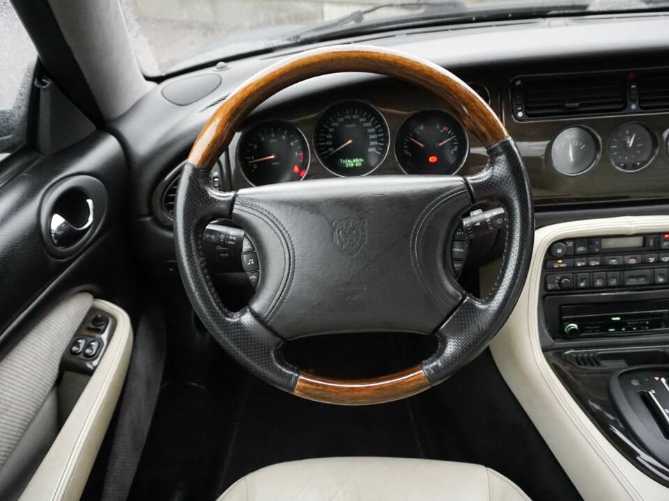Immagine 32/38 di Jaguar XK8 4.0 (1996)