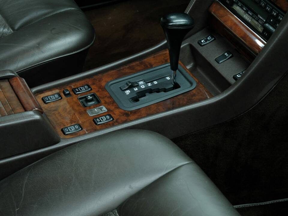 Image 29/50 of Mercedes-Benz 420 SEC (1989)