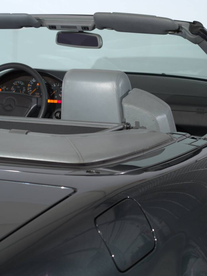 Image 32/56 de Mercedes-Benz 500 SL (1993)