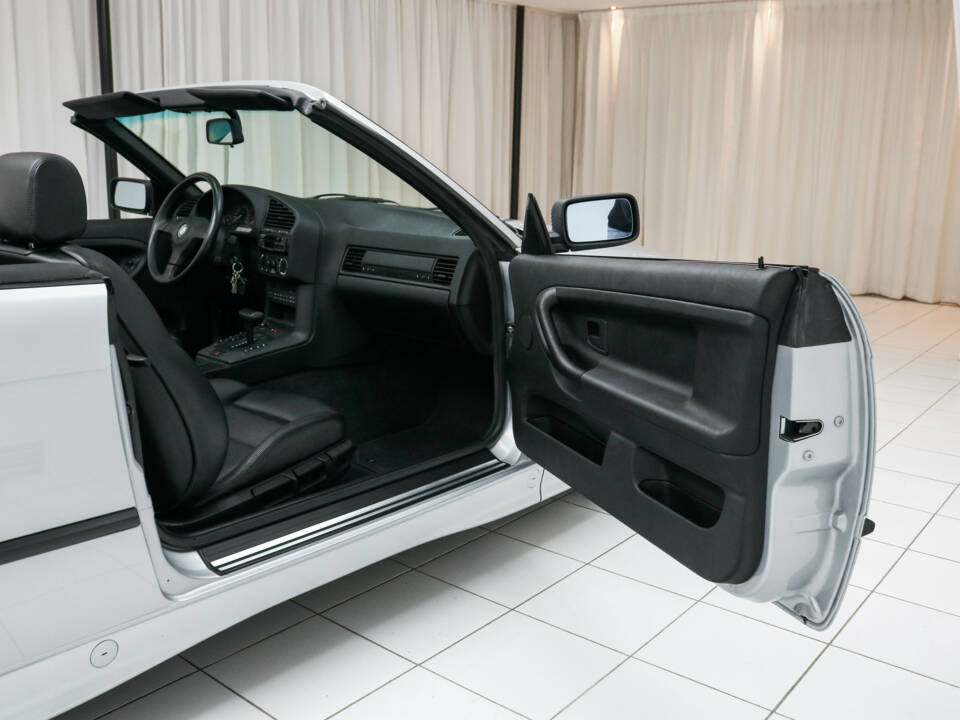 Afbeelding 13/17 van BMW 325i (1994)