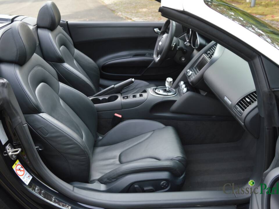 Image 31/50 of Audi R8 Spyder 4.2 FSI Quattro (2011)