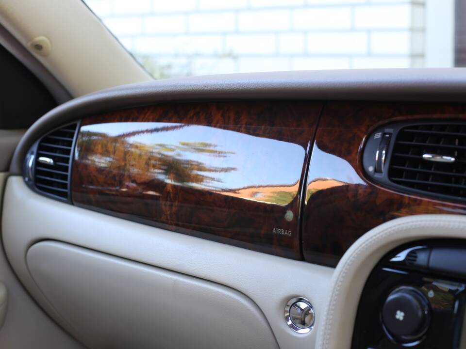 Imagen 60/77 de Jaguar XJ 8 4.2 (2005)