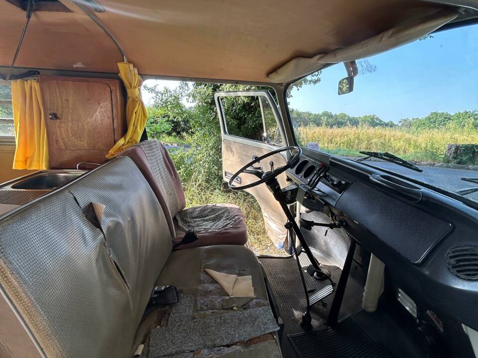 Image 10/20 of Volkswagen T2b Kombi (1974)