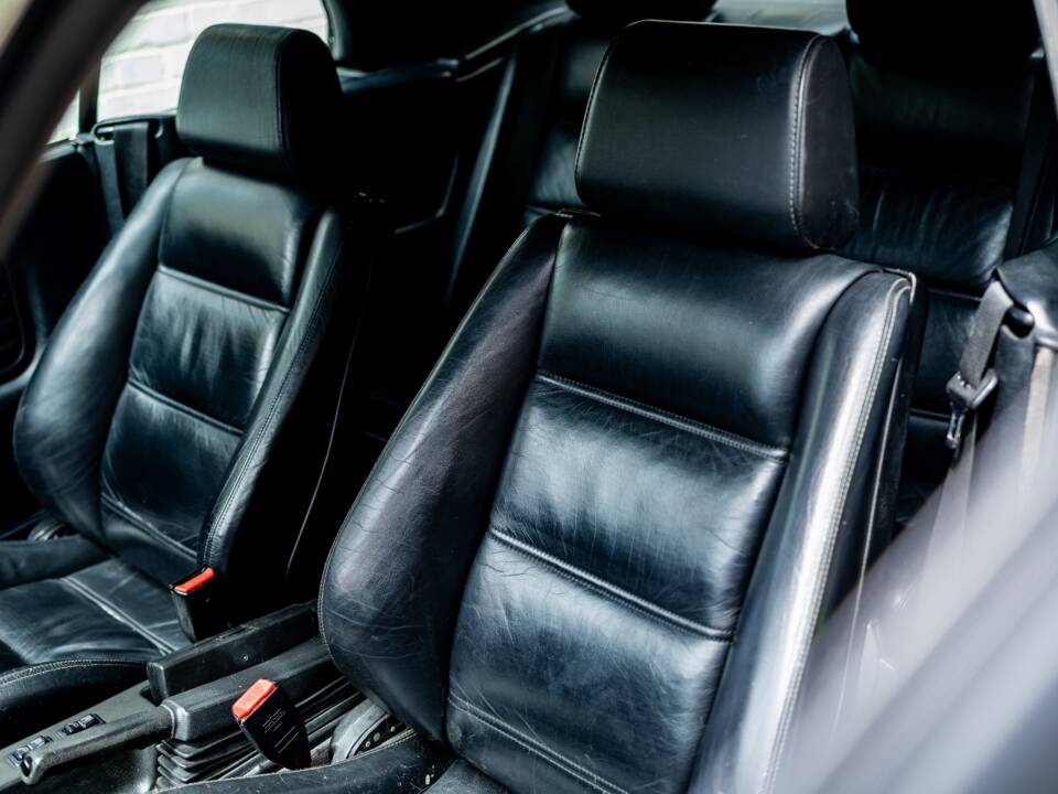 Bild 29/47 von BMW 320i (1990)