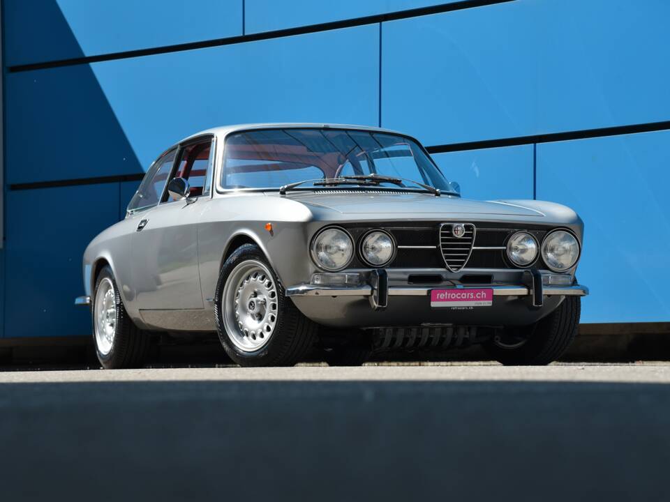 Image 1/24 of Alfa Romeo 1750 GT Veloce (1971)