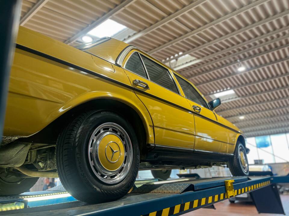 Image 32/139 of Mercedes-Benz 240 D (1978)