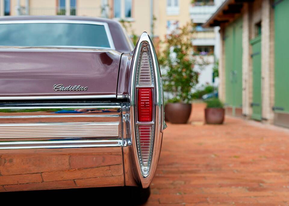 Bild 27/200 von Cadillac Coupe DeVille (1968)