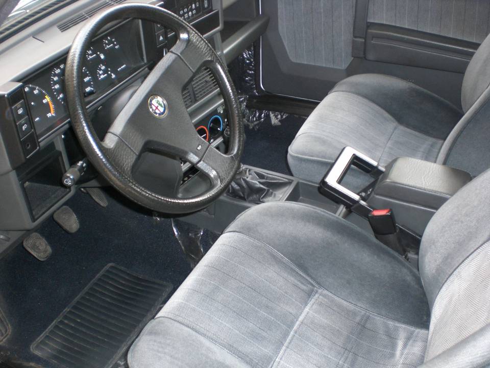 Imagen 6/8 de Alfa Romeo 75 1.6 (1991)