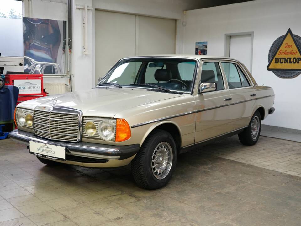 Image 7/31 of Mercedes-Benz 300 D (1982)