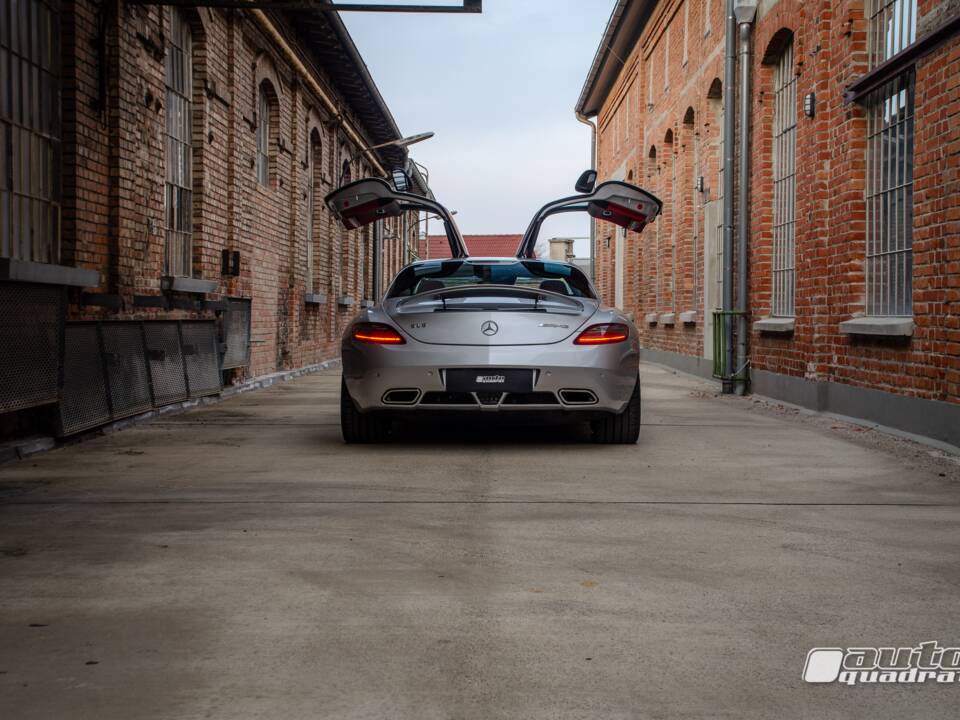 Afbeelding 9/18 van Mercedes-Benz SLS AMG (2011)