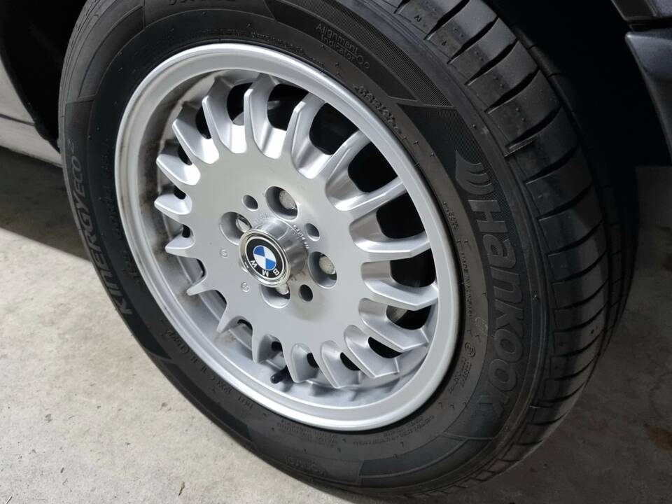 Image 64/100 of BMW 323i (1984)