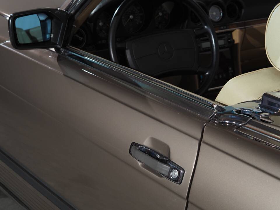 Image 16/50 of Mercedes-Benz 560 SL (1988)