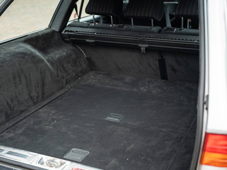 Imagen 19/72 de Mercedes-Benz 250 TD (1991)