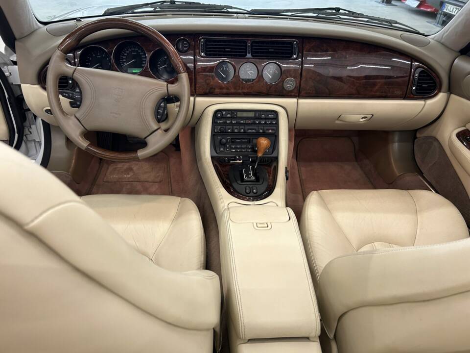 Immagine 11/28 di Jaguar XK8 4.0 (1997)
