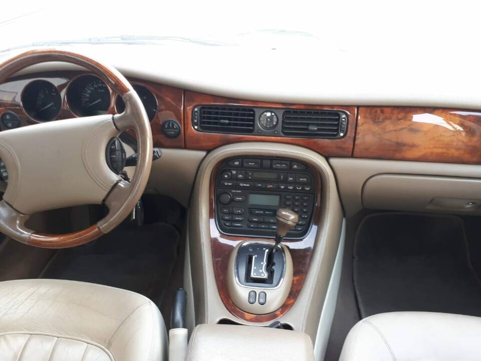 Image 3/11 of Jaguar XJ 8 4.0 Executive (1998)