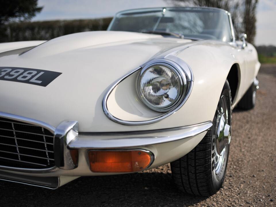 Image 13/39 of Jaguar E-Type V12 (1972)