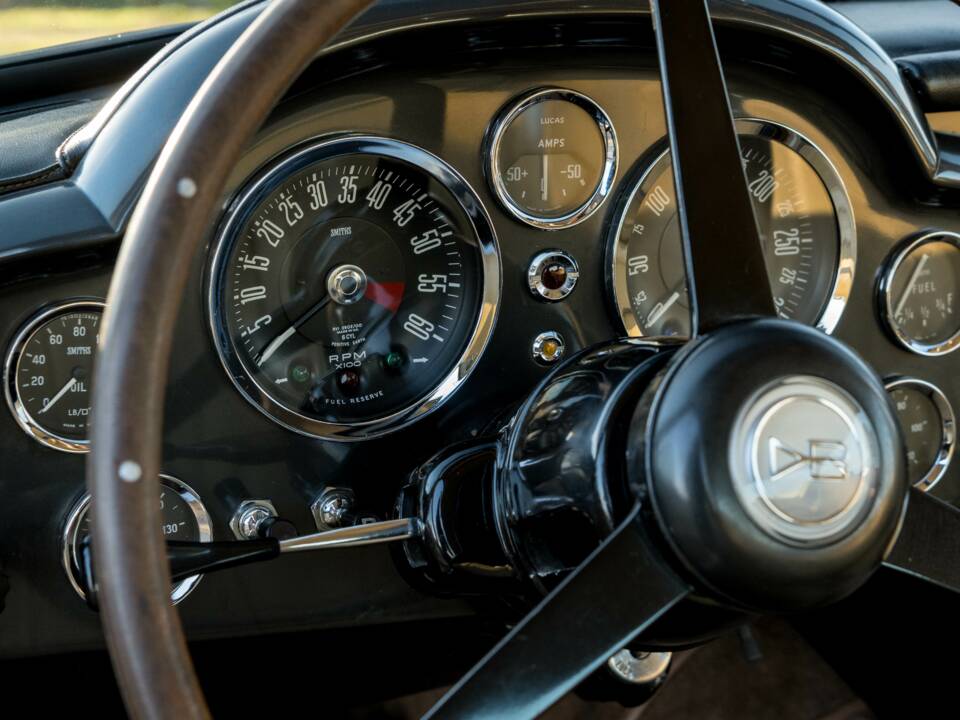 Immagine 23/36 di Aston Martin DB 6 Mk II (1970)