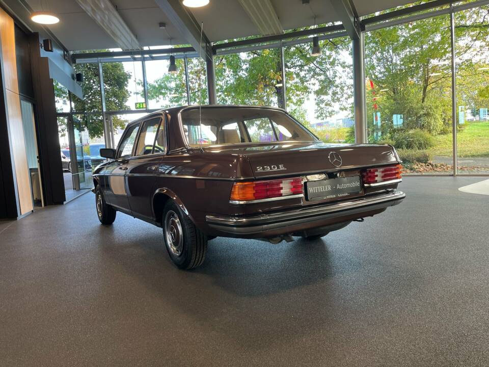 Image 11/21 of Mercedes-Benz 230 E (1983)