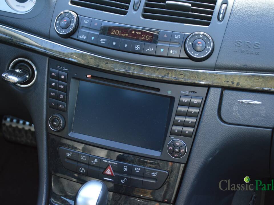 Image 39/50 of Mercedes-Benz E 500 T (2004)