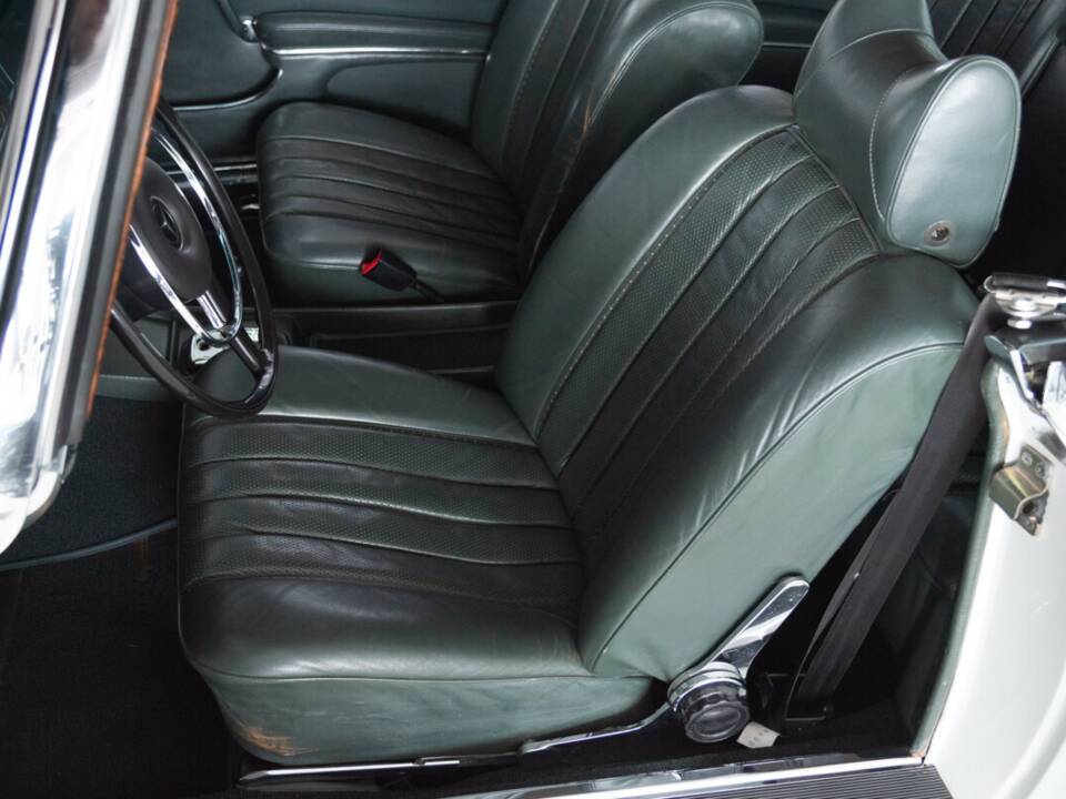 Image 26/38 of Mercedes-Benz 280 SE 3,5 (1970)