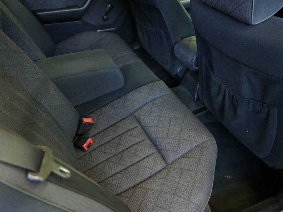 Image 16/33 of Mercedes-Benz E 300 Diesel (1994)