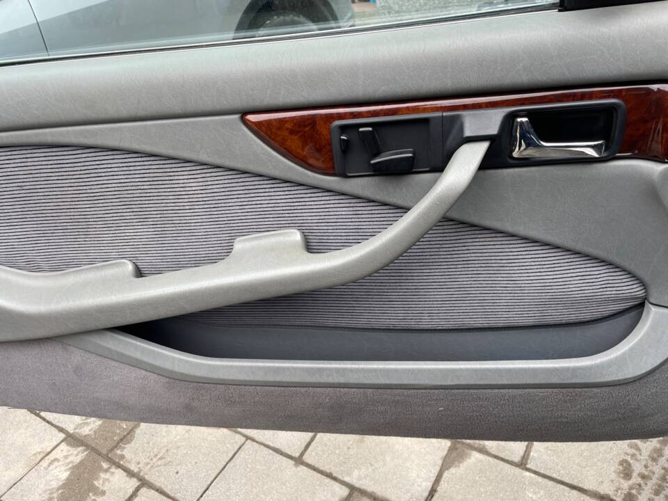 Image 24/30 of Mercedes-Benz 380 SEC (1985)