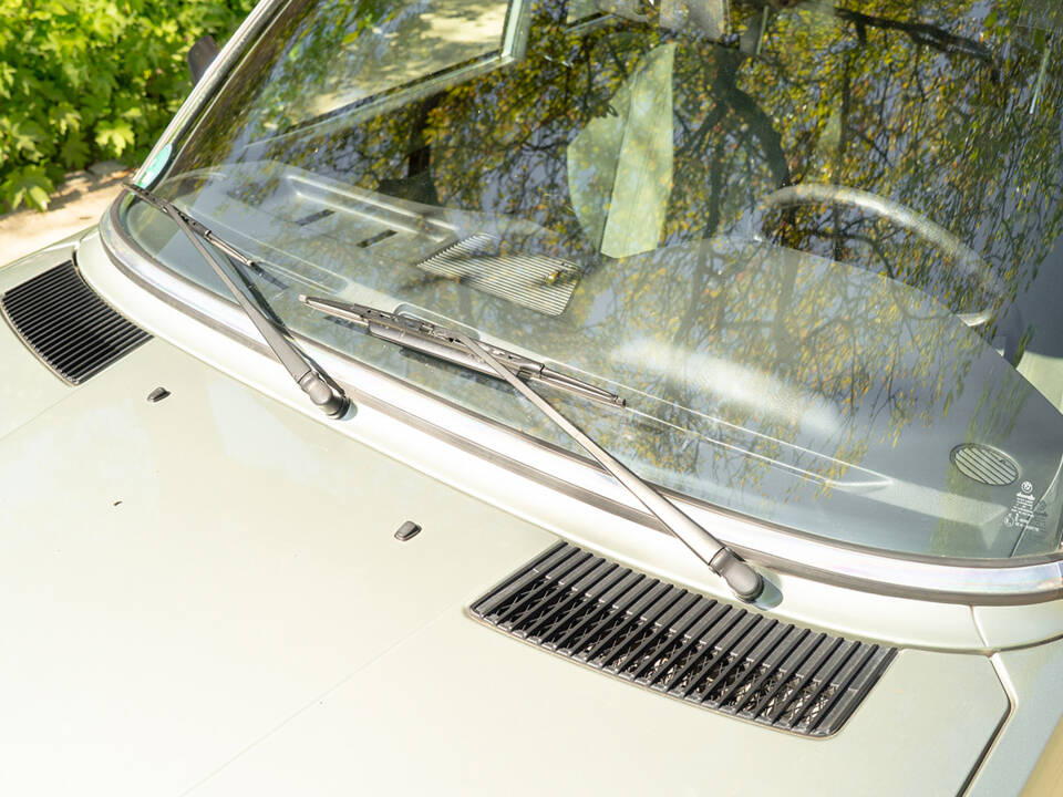 Image 18/63 of BMW 528i (1984)
