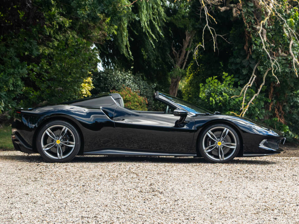 Image 6/15 of Ferrari 296 GTS (2024)