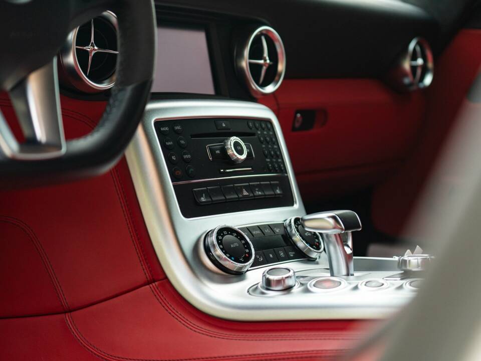 Image 42/50 of Mercedes-Benz SLS AMG (2010)