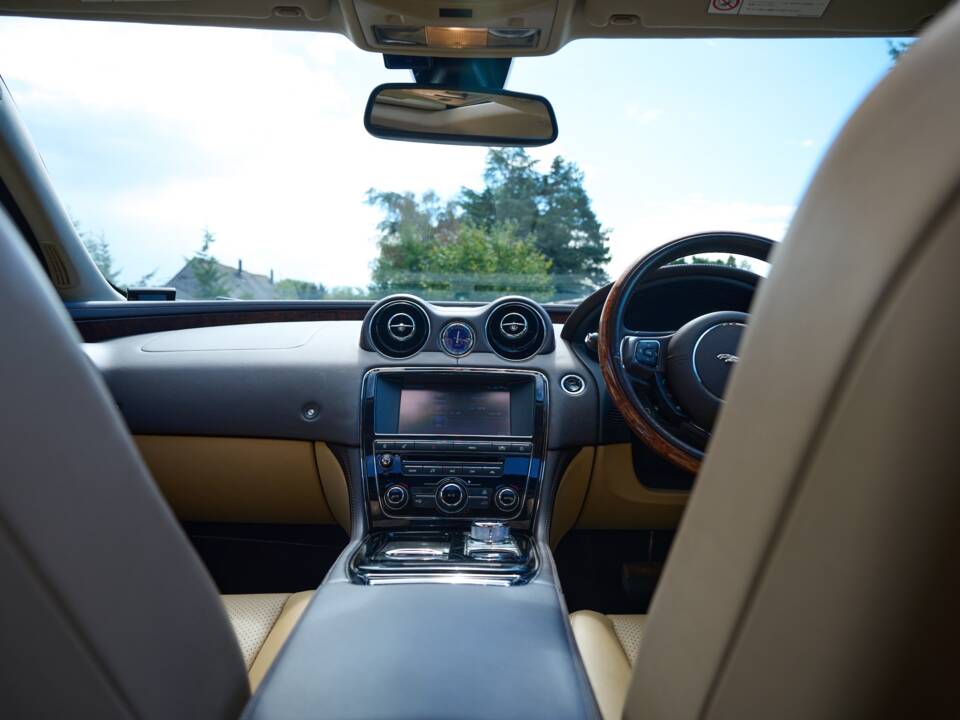 Bild 39/50 von Jaguar XJ 5.0 (2010)