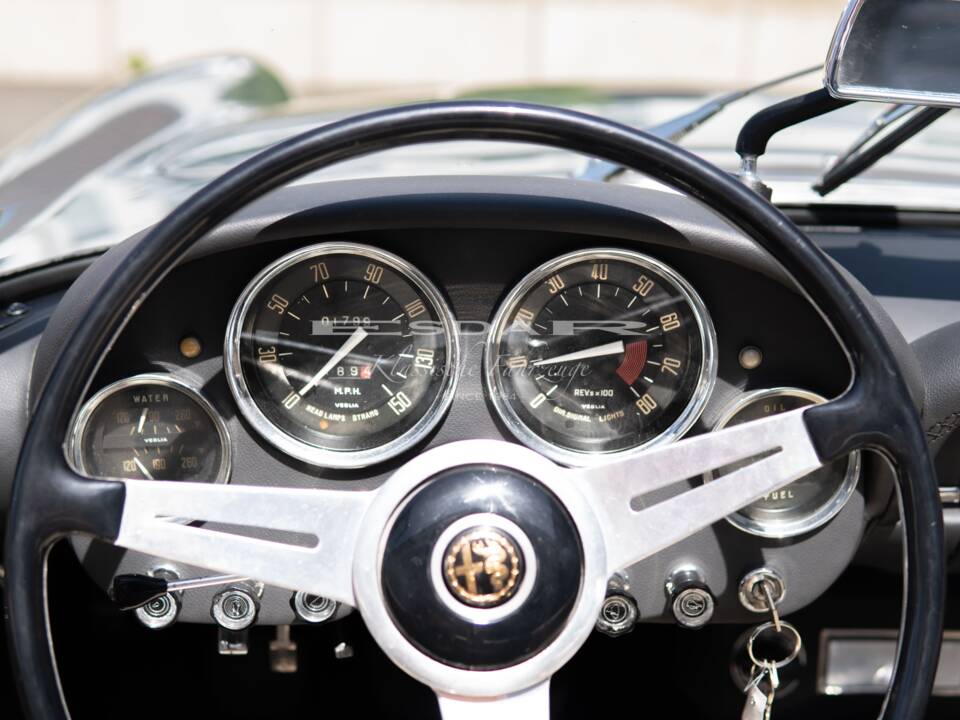 Image 20/31 of Alfa Romeo 2600 Spider (1963)