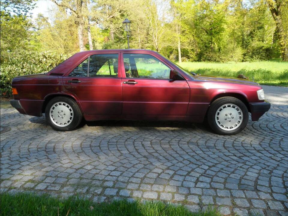 Image 17/137 of Mercedes-Benz 190 E 1.8 Avantgarde &quot;Rosso&quot; (1992)