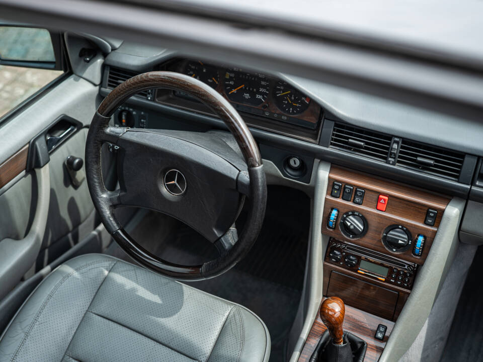 Image 27/66 of Mercedes-Benz 200 TE (1989)
