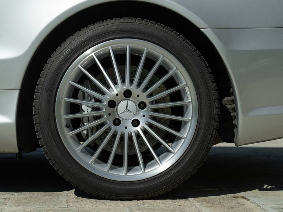 Image 36/50 of Mercedes-Benz SL 55 AMG (2002)