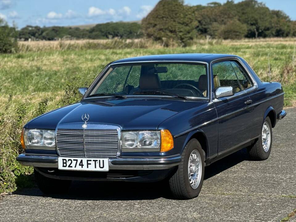 Image 4/26 de Mercedes-Benz 280 CE (1985)