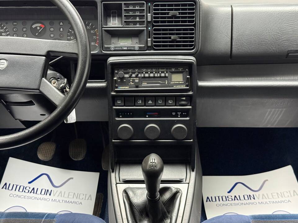 Image 16/30 of Lancia Delta 1.5 LX (1991)