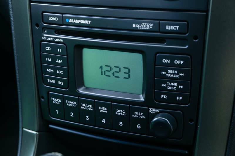 Image 14/45 of Holden LSV R300 (2002)