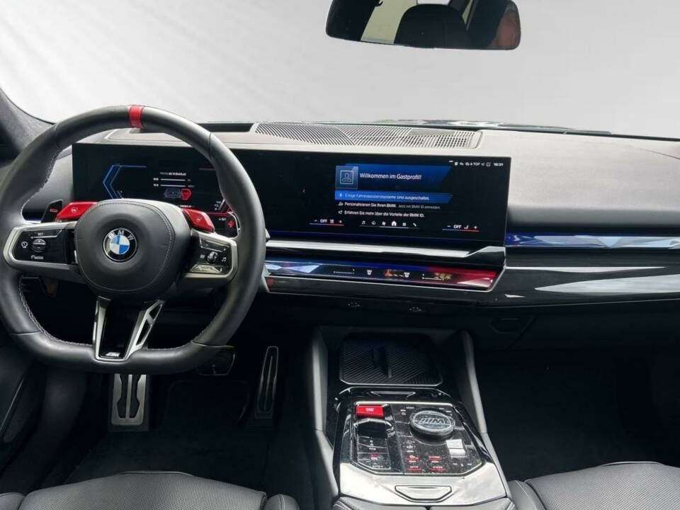 Image 3/7 of BMW M5 Touring (2025)