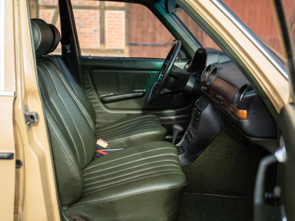 Image 36/53 de Mercedes-Benz 200 T (1982)