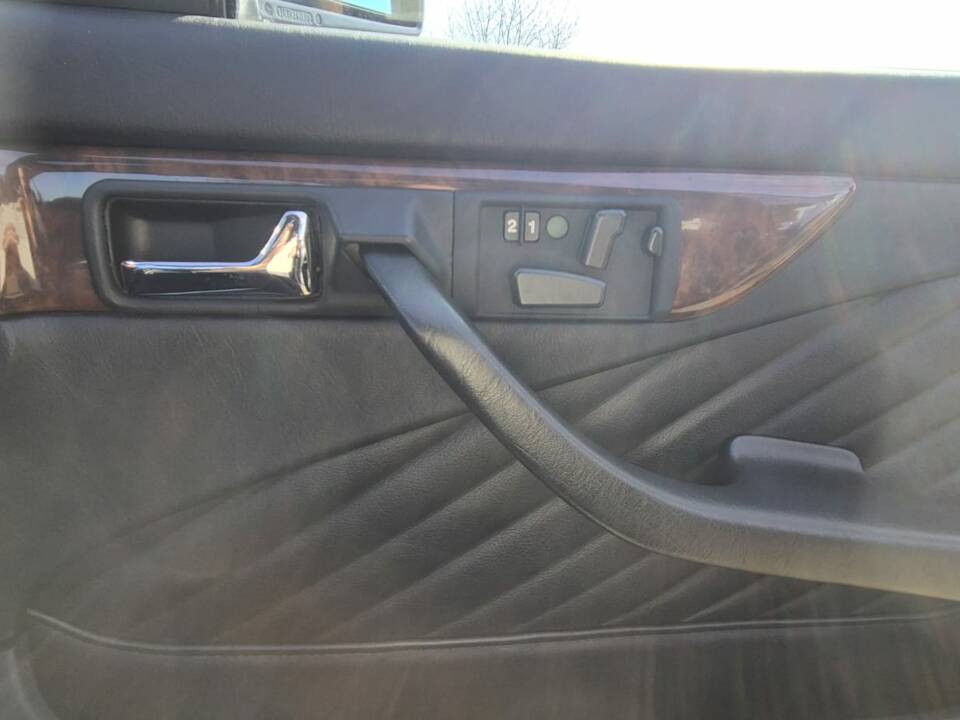 Bild 20/33 von Mercedes-Benz 560 SEC (1989)