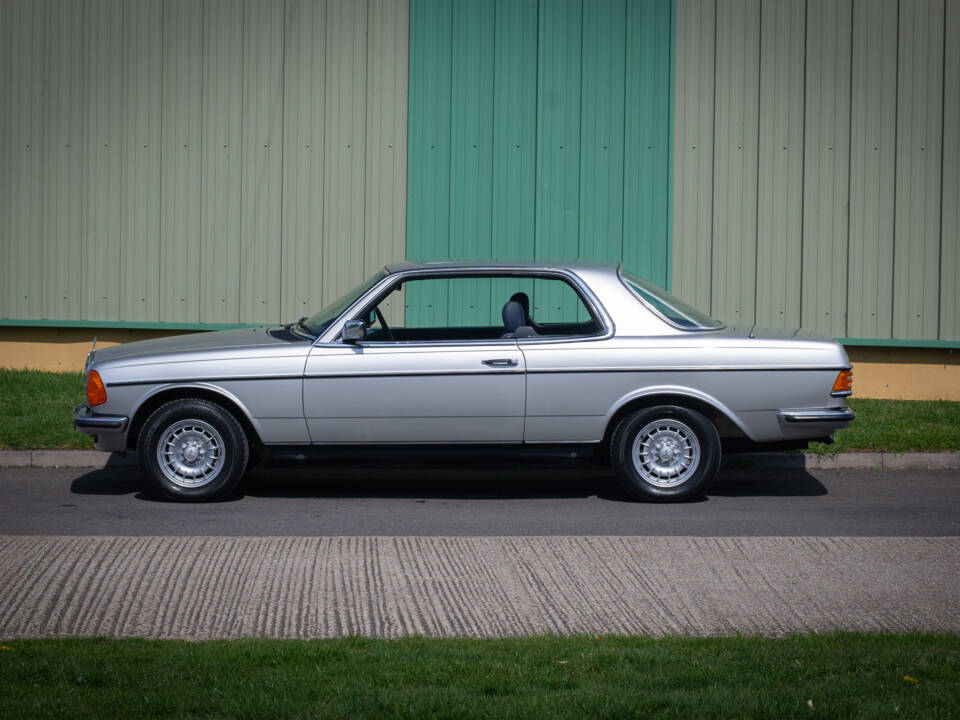 Immagine 3/28 di Mercedes-Benz 230 CE (1984)
