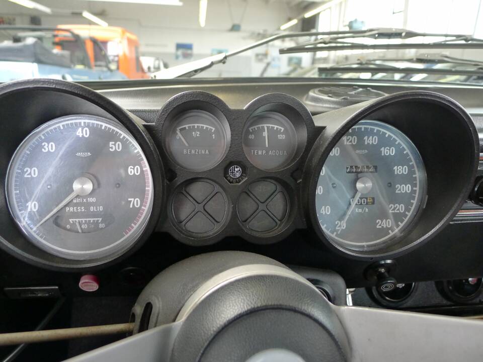 Image 3/42 of Alfa Romeo 2000 GT Veloce (1975)