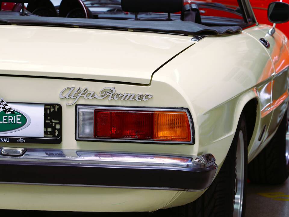 Image 10/25 of Alfa Romeo 2000 Spider Veloce (1982)